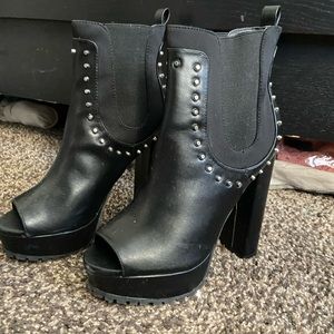 Worn once trendy black booties🔥